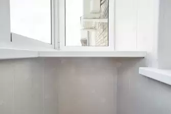 Отделка балкона панелями ПВХ с остеклением Рехау