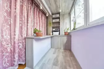 Объединение балкона с комнатой с отделкой и остеклением