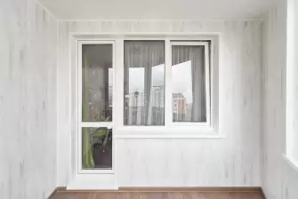 Отделка балкона в новостройке с эркерным остеклением Рехау 