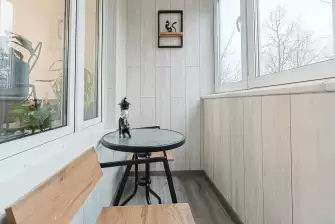 Вертикальная укладка ламината на Г-образном балконе с утеплением