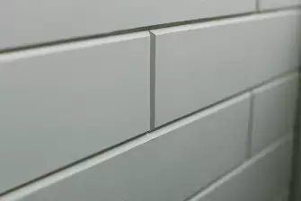 Отделка стеновым паркетом Г-образного балкона с утеплением