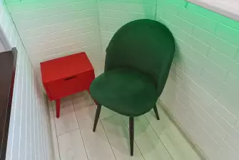 Отделка рейками эркерного балкона с утеплением