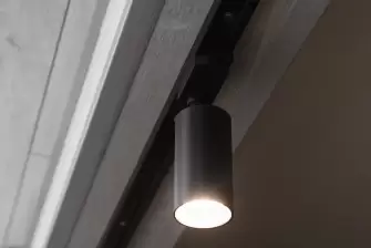 Отделка рейками эркерного балкона с утеплением