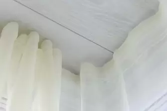 Объединение балкона с отделкой стеновым паркетом