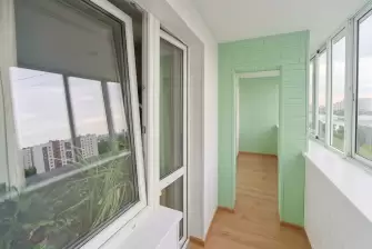 Отделка стеновым паркетом лоджии с ригелем