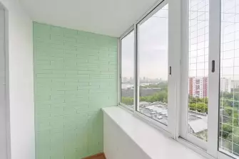 Отделка стеновым паркетом лоджии с ригелем