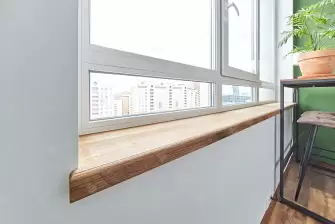 Остекление и отделка балкона под ключ панелями ПВХ и ламинатом