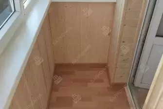 Холодное остекление балкона и отделка деревянной вагонкой