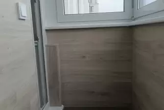 Отделка Г-образной лоджии кварцвинилом