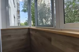 Кварцвинил на Г-образном балконе: стиль, прочность и защита на века!