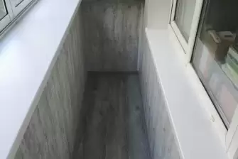 Сочетание ПВХ и кварцвинила в обшивке балкона