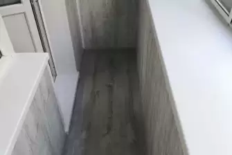 Сочетание ПВХ и кварцвинила в обшивке балкона