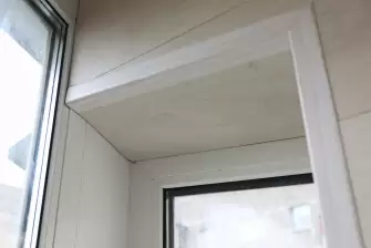 Отделка балкона ламинатом с боковым окном