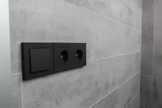 Отделка балкона ламинатом с террасной доской на полу