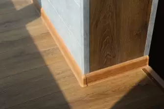 Отделка Г-образного балкона ламинатом с объединением с кухней