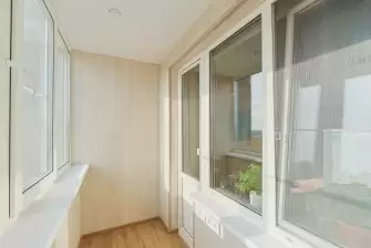 Отделка балкона ламинатом в светлых тонах