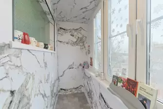 Отделка балкона гибким мрамором с зонированием пространства