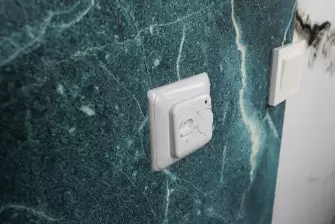 Отделка балкона гибким мрамором с зонированием пространства