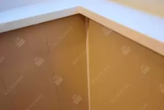 Отделка балкона панелями ПВХ и ламинат и установка кованого настенного плафона