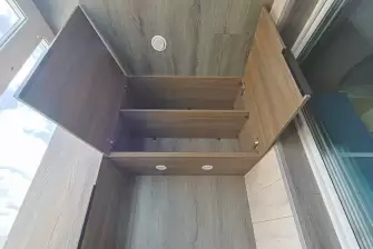 Отделка балкона под ключ ламинатом и натяжным потолком