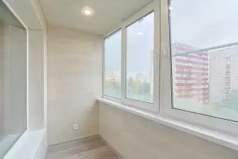 Отделка и остекление Г-образного балкона