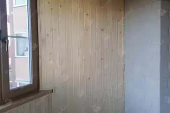 Отделка стен и потолка на балконе