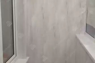 Отделка пола и потолка на балконе в кирпичном доме индивидуальной планировки