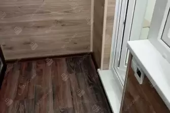 Отделка балкона под ключ в серии дома П-44 с холодным остеклением