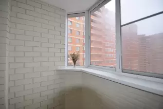 Отделка балкона Лодочка под ключ с холодным остеклением