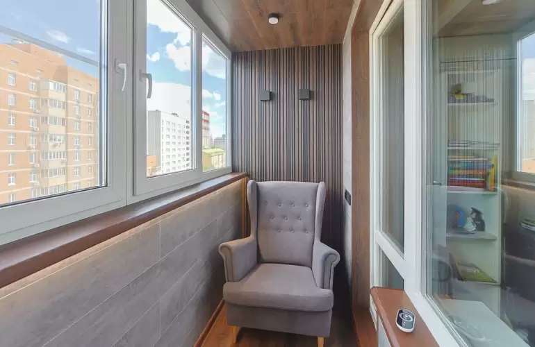 Отделка балкона декоративными рейками