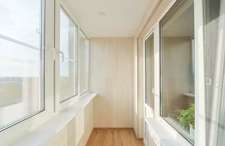 Отделка балкона ламинатом в светлых тонах