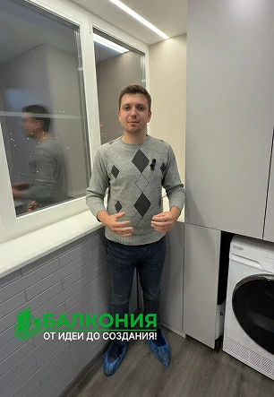 Отделка теплого балкона ламинатом и стеновым паркетом с боковым окном